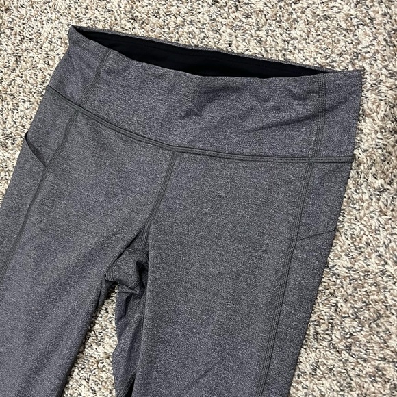 Lululemon Gray and Black cropped leggings  Leggings size 6 in like new condition - Picture 4 of 8